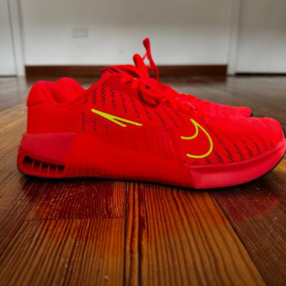 Men's Size 9 Nike Metcon 9 training shoe in Bright Crimson/Volt/Black - Picture 3 of 12